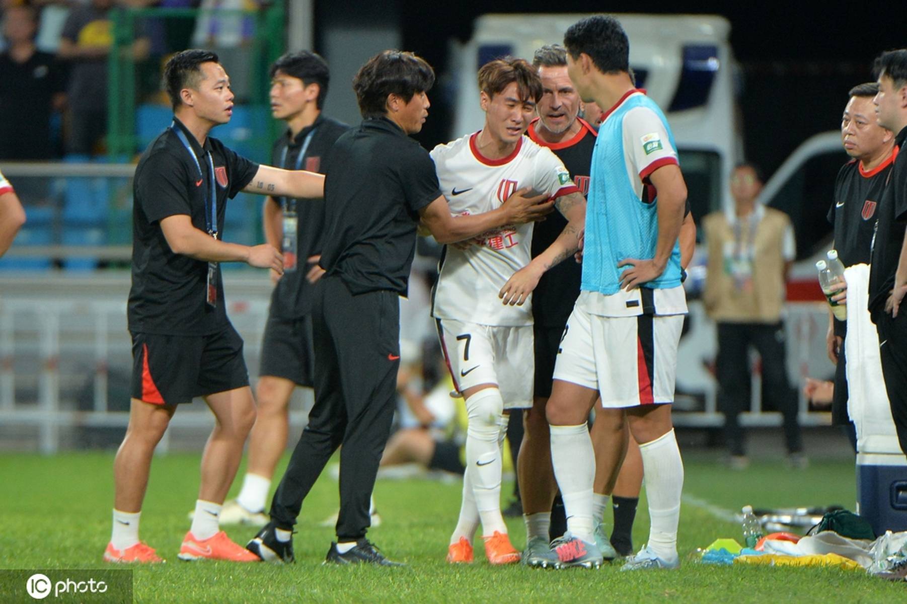 包含超级联赛球队遭受暴力袭击,赛事安全受关注的词条 包含超级联赛球队遭受暴力袭击,赛事安全受关注的词条