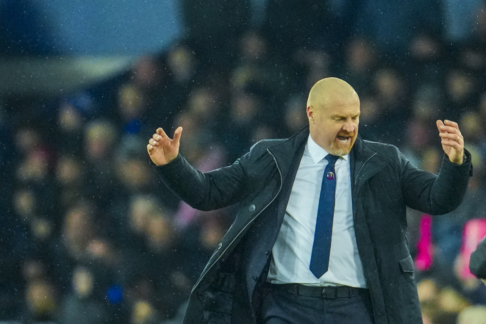 关于埃弗顿门将神勇救险，获得球队点赞的信息