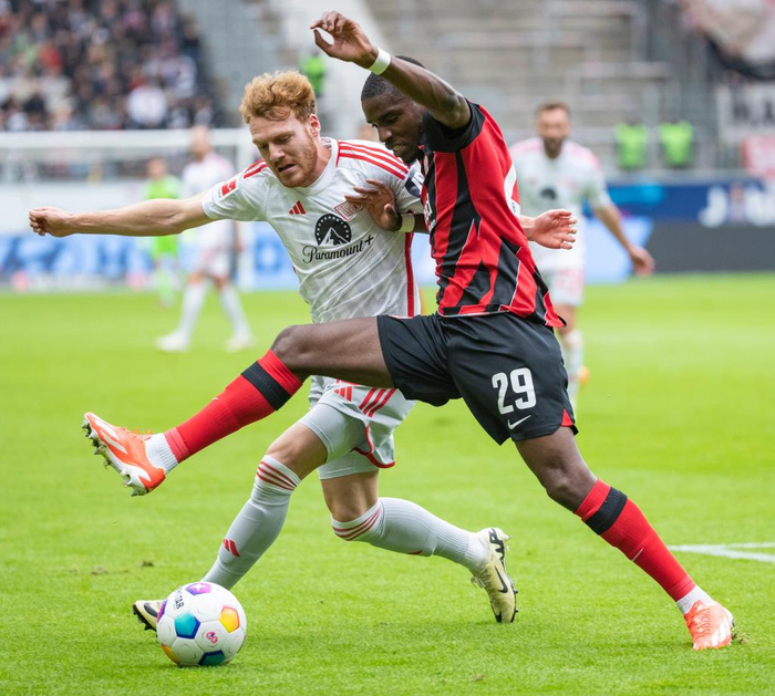 包含法兰克福队再次展现实力,轻松获胜的词条 包含法兰克福队再次展现实力,轻松获胜的词条