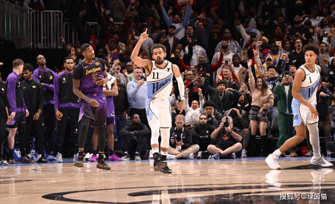 关于奇才轻取湖人B队，特雷杨完成帽子戏法的信息