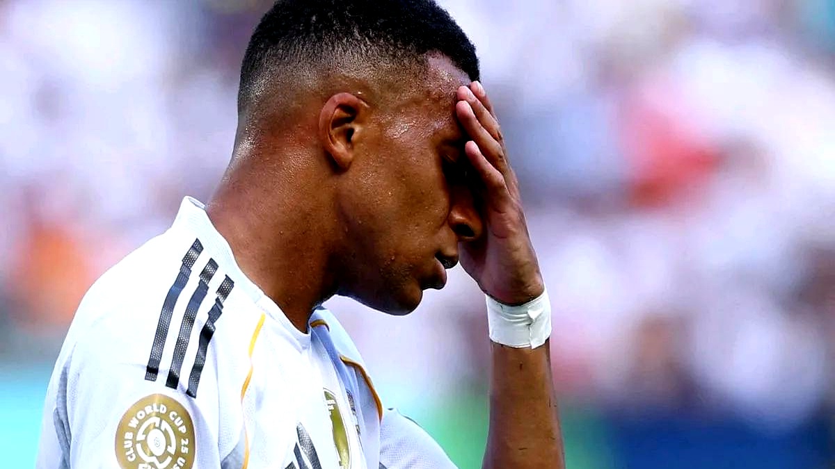 包含巴黎圣日耳曼客场失利，后防线遭遇考验的词条