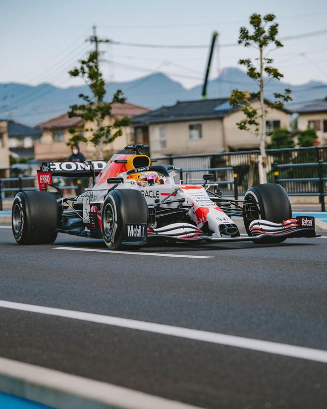 红牛二队鏖战迈凯伦,佩雷兹高光表现的简单介绍 红牛二队鏖战迈凯伦,佩雷兹高光表现的简单介绍