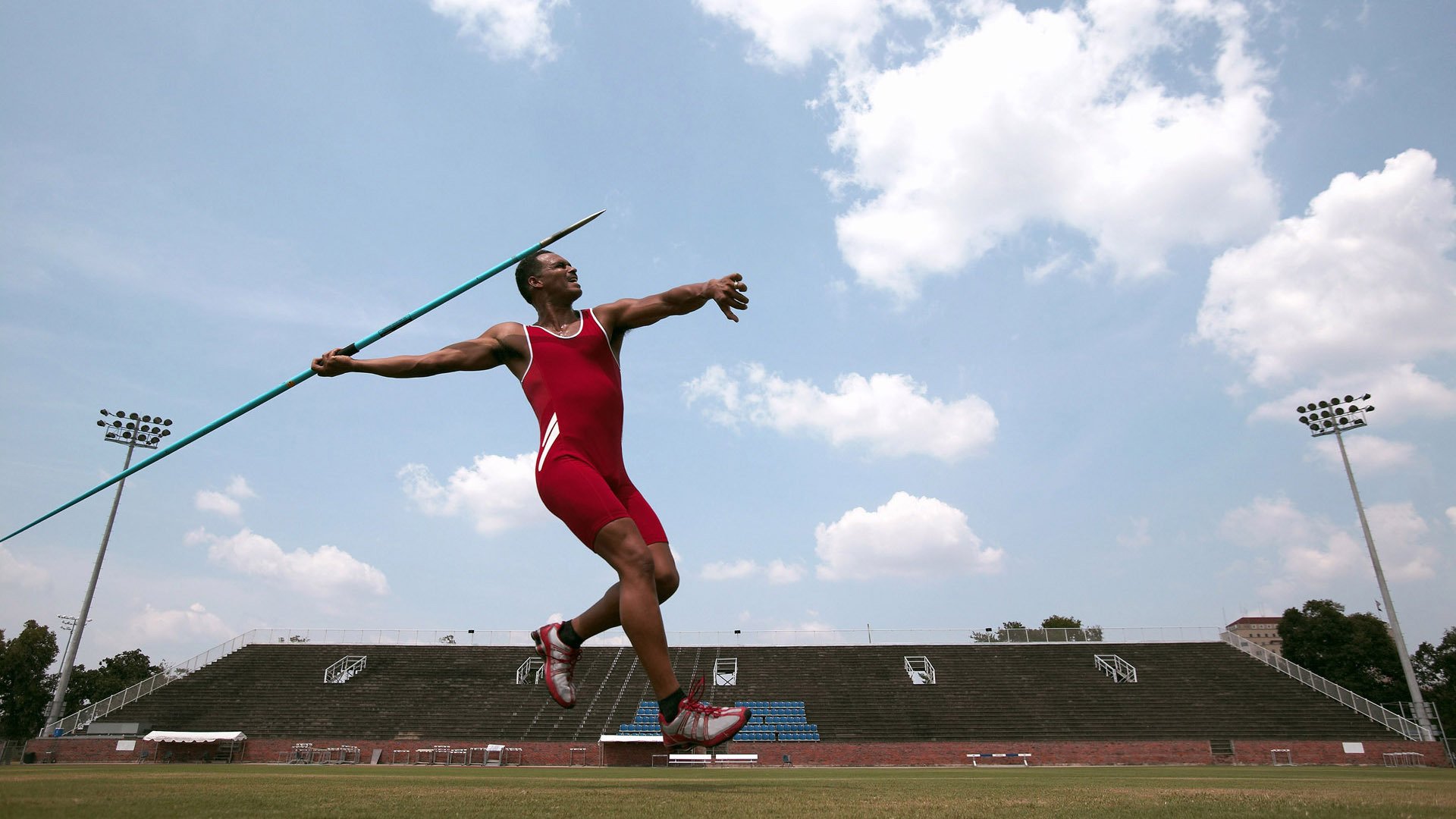 跨越时空的赛场，当深圳队力克猛龙，贝恩在欧冠接管比赛