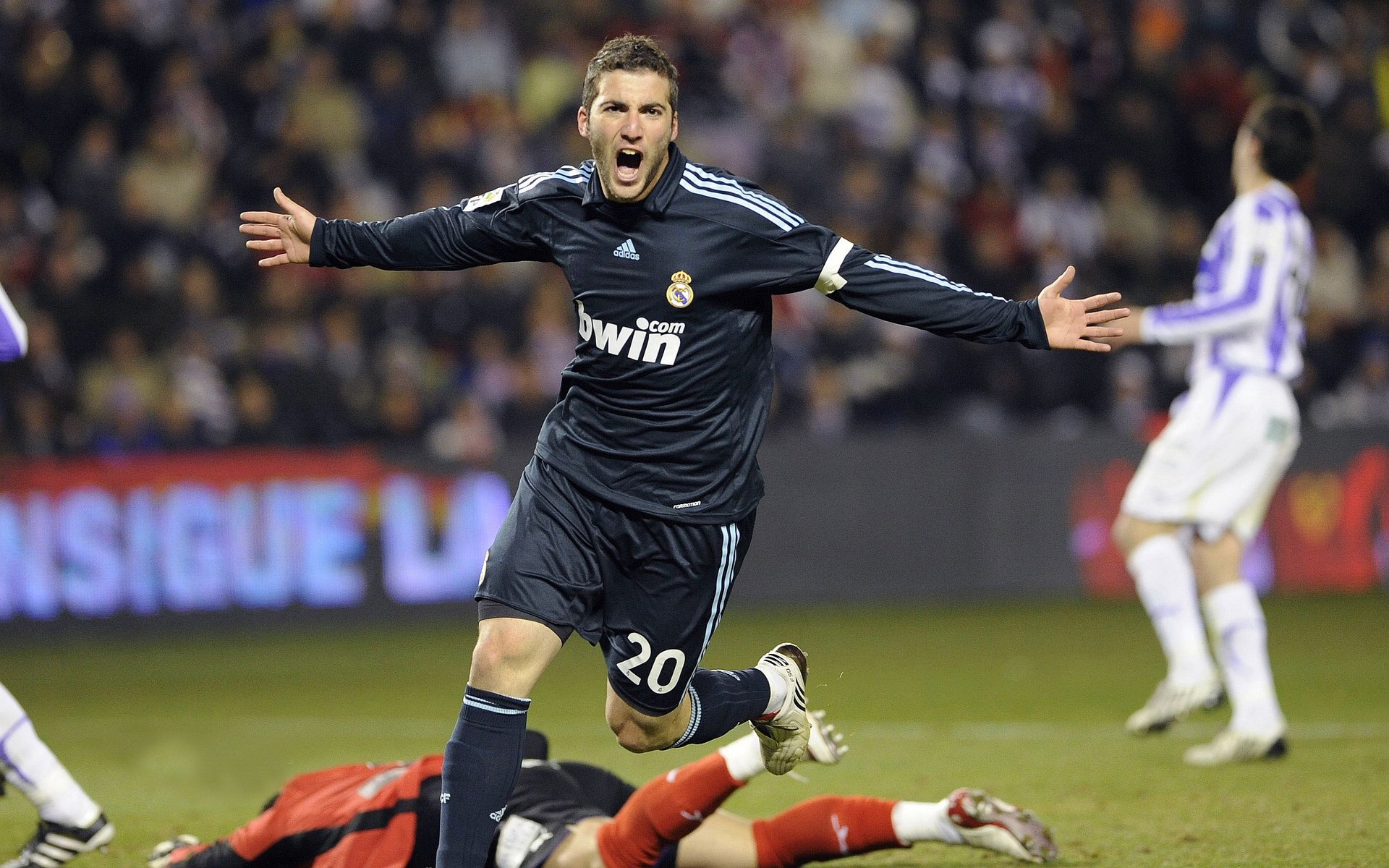 迪马利亚的魔法之夜，完美发挥助尼斯力克曼城，书写欧冠经典